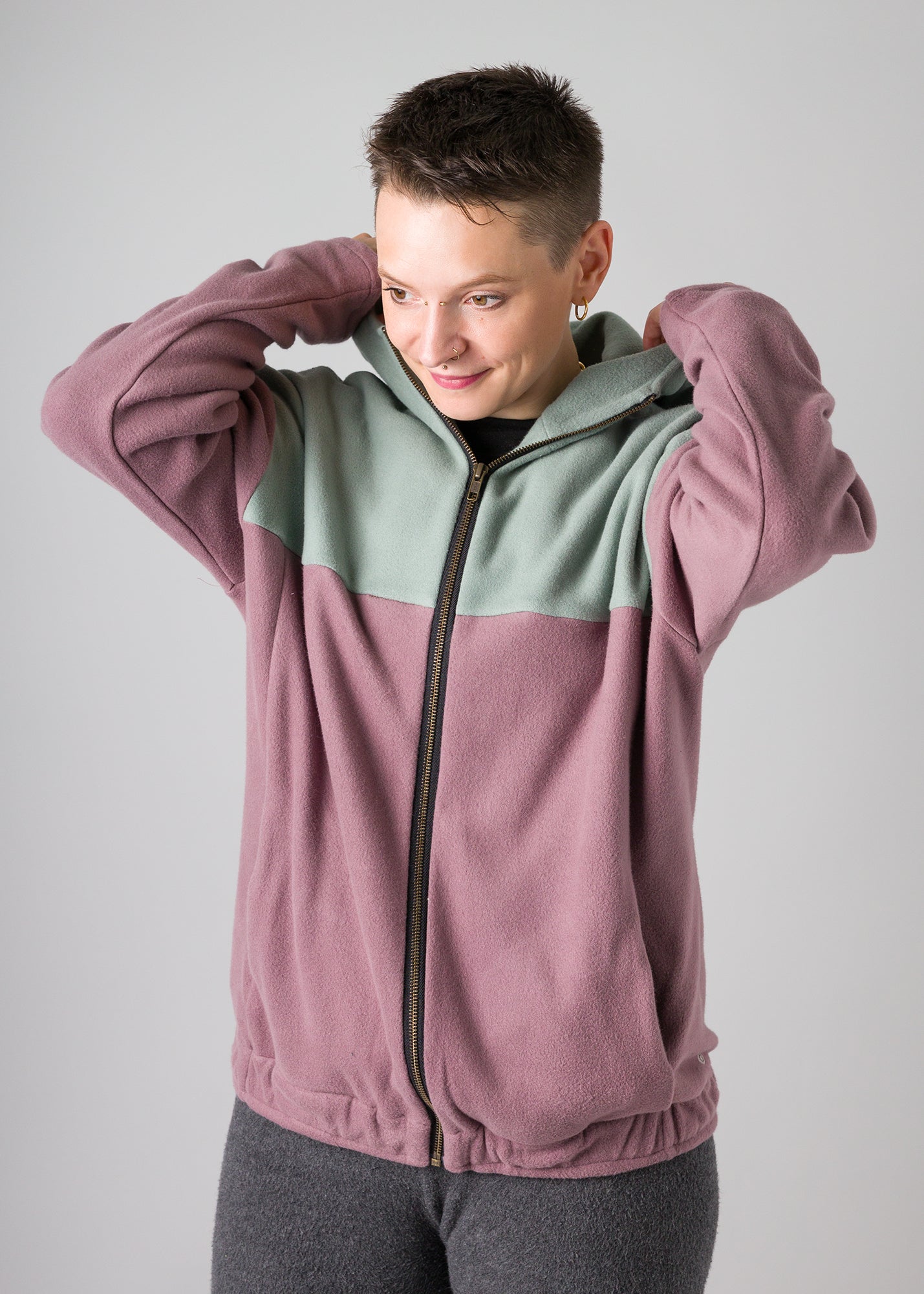 Melly trägt auf dem Foto 'Karl' Größe S, Fleece salbei und mauve