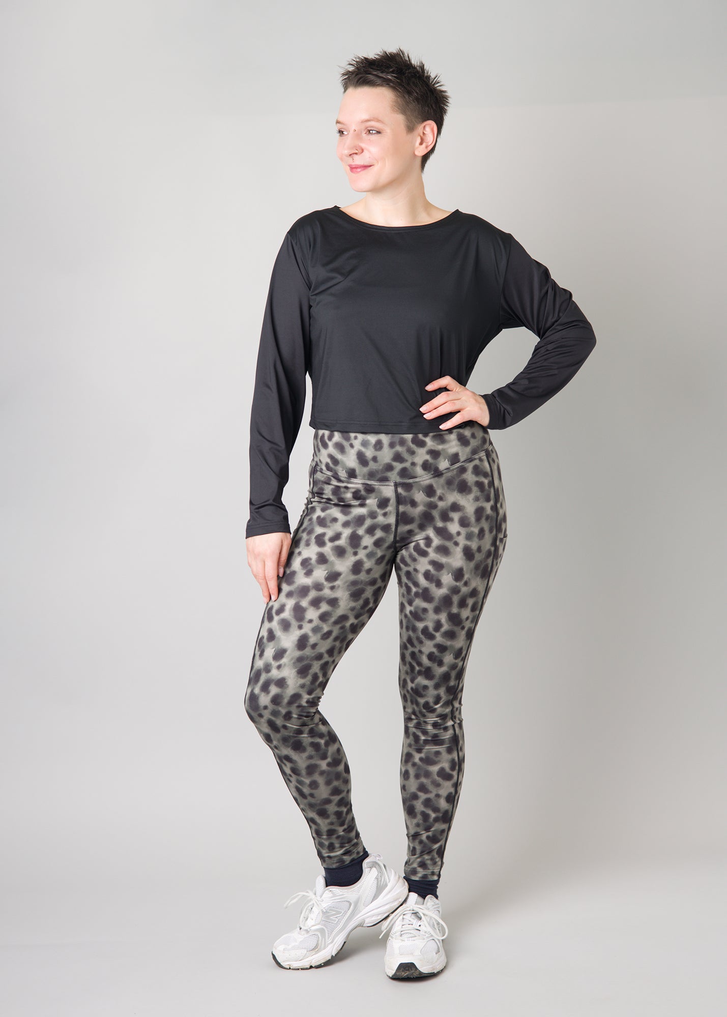 Melly trägt auf dem Foto 'Kathrine' Größe S, Funktionsstoff 'Dark Leobert' und 'Gerda' Größe M, Funktionsstoff schwarz