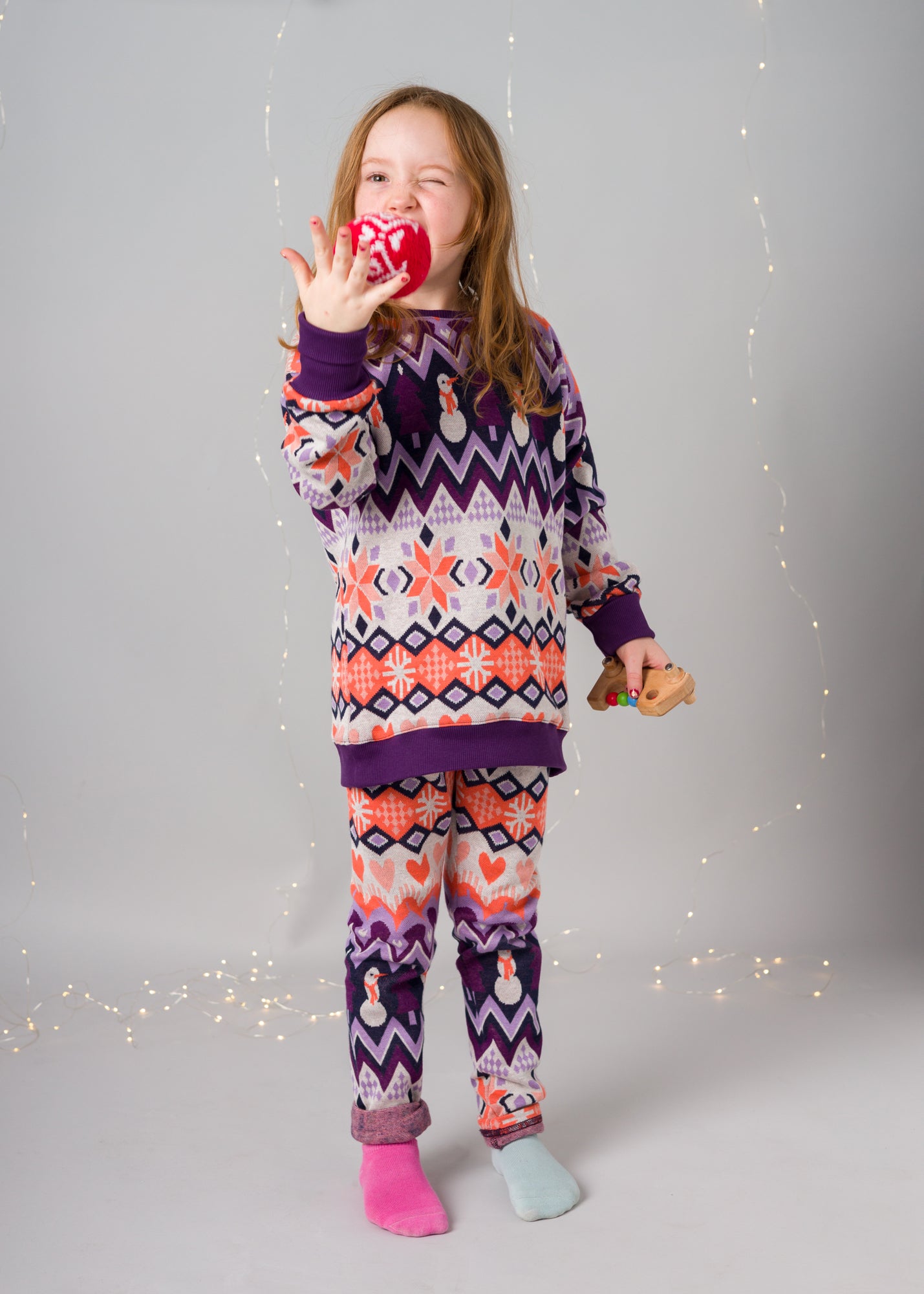 Ronja ist auf dem Foto 5 Jahre alt und trägt Größe 122/128