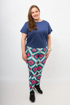 Dunja trägt auf dem Foto 'Gerda' Größe XXL, Activewear 'blau' und 'Kathrine' Sport-Leggins Größe XXL, Activewear 'Rauten'