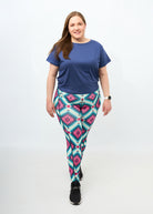 Dunja trägt auf dem Foto 'Gerda' Größe XXL, Activewear 'blau' und 'Kathrine' Sport-Leggins Größe XXL, Activewear 'Rauten'