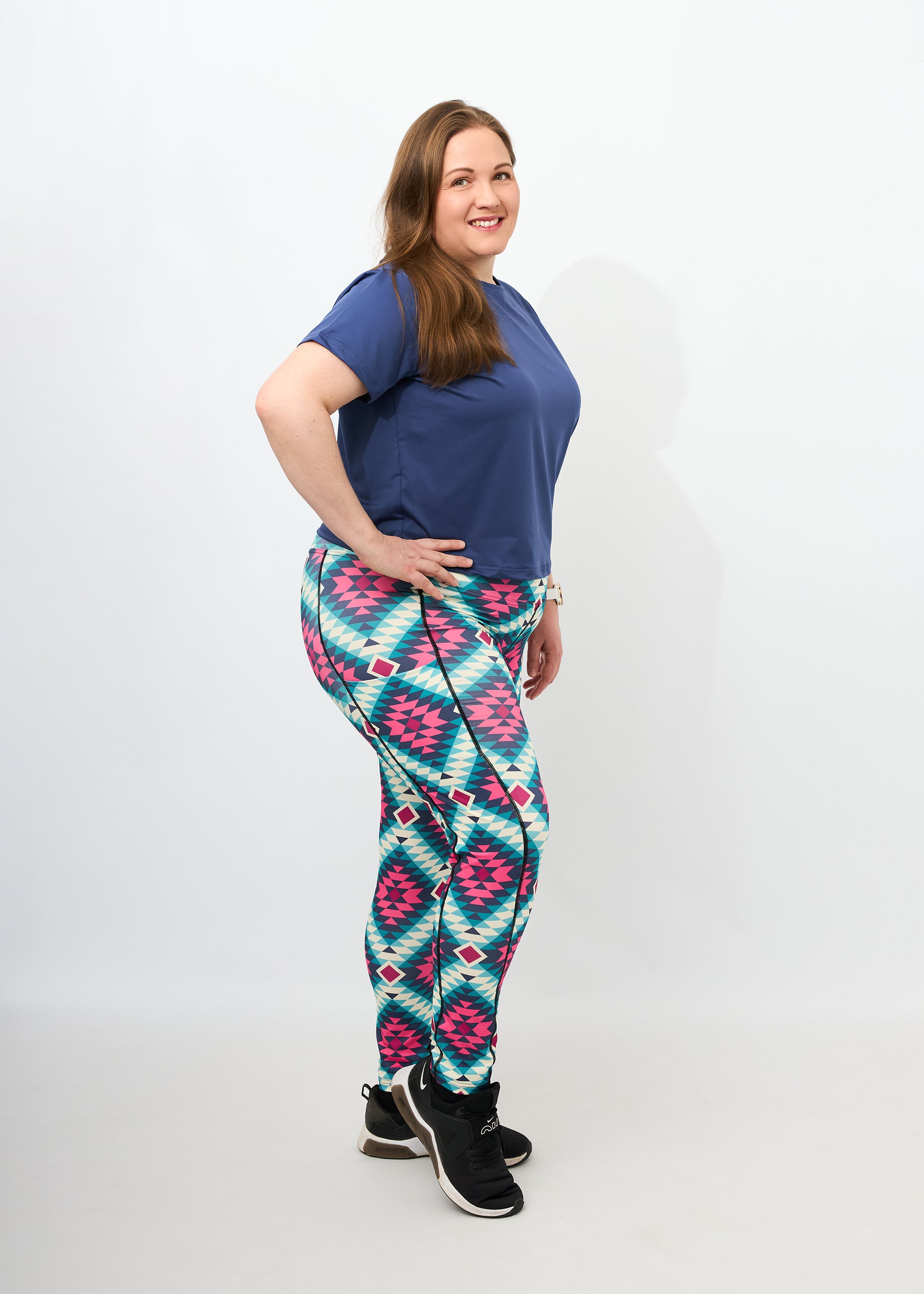 Dunja trägt auf dem Foto 'Gerda' Größe XXL, Activewear 'blau' und 'Kathrine' Sport-Leggins Größe XXL, Activewear 'Rauten'