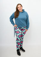 Dunja trägt auf dem Foto 'Hella' Größe XXL, Sweat 'Regen' und 'Kathrine' Sport-Leggins Größe XXL, Activewear 'Rauten'