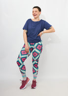 Melly trägt auf dem Foto 'Gerda' Größe S, Activewear 'blau' und 'Kathrine' Sport-Leggins Größe S, Activewear 'Rauten'