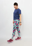 Melly trägt auf dem Foto 'Gerda' Größe S, Activewear 'blau' und 'Kathrine' Sport-Leggins Größe S, Activewear 'Rauten'