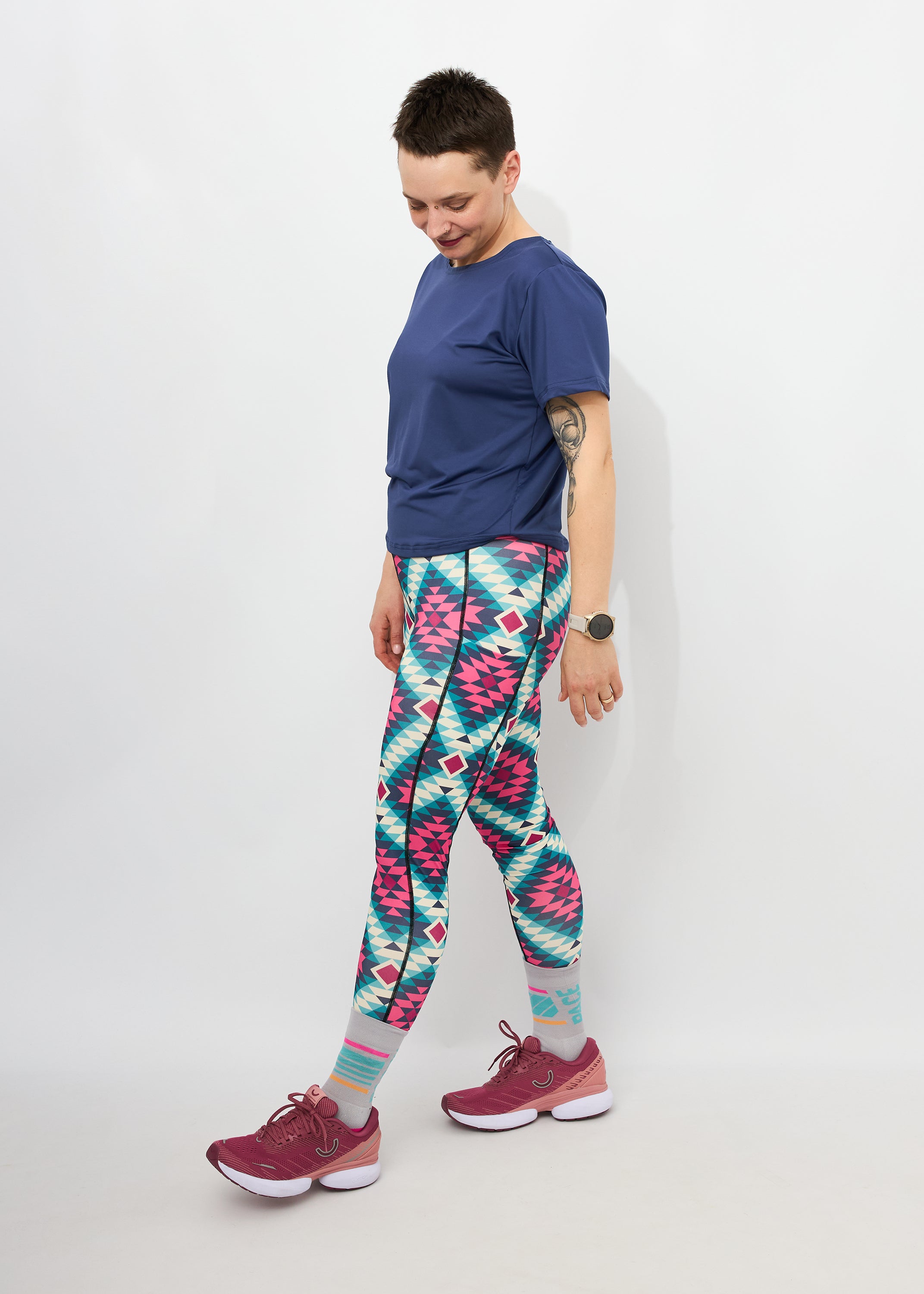 Melly trägt auf dem Foto 'Gerda' Größe S, Activewear 'blau' und 'Kathrine' Sport-Leggins Größe S, Activewear 'Rauten'