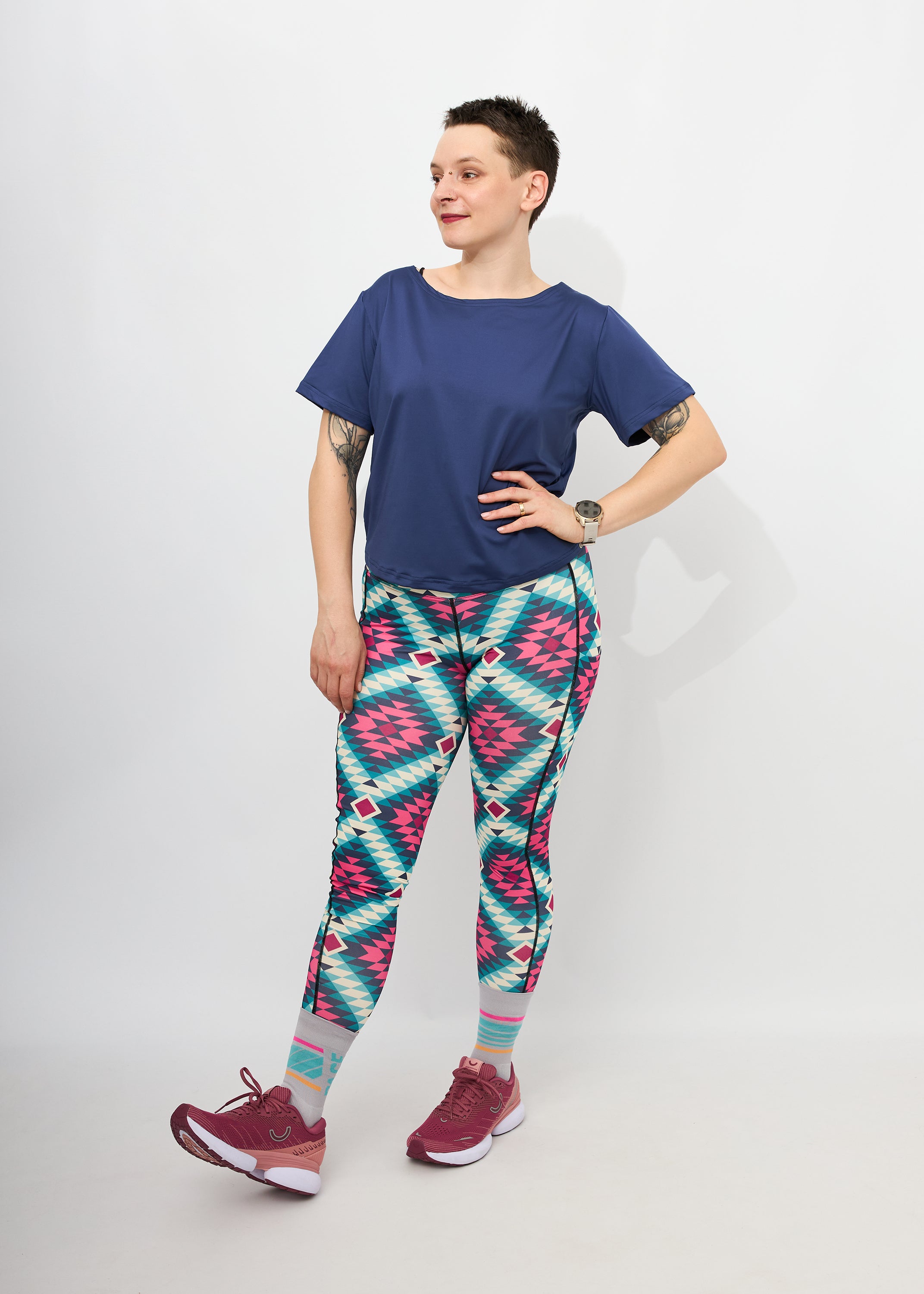 Melly trägt auf dem Foto 'Gerda' Größe S, Activewear 'blau' und 'Kathrine' Sport-Leggins Größe S, Activewear 'Rauten'