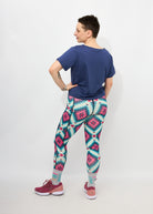 Melly trägt auf dem Foto 'Gerda' Größe S, Activewear 'blau' und 'Kathrine' Sport-Leggins Größe S, Activewear 'Rauten'