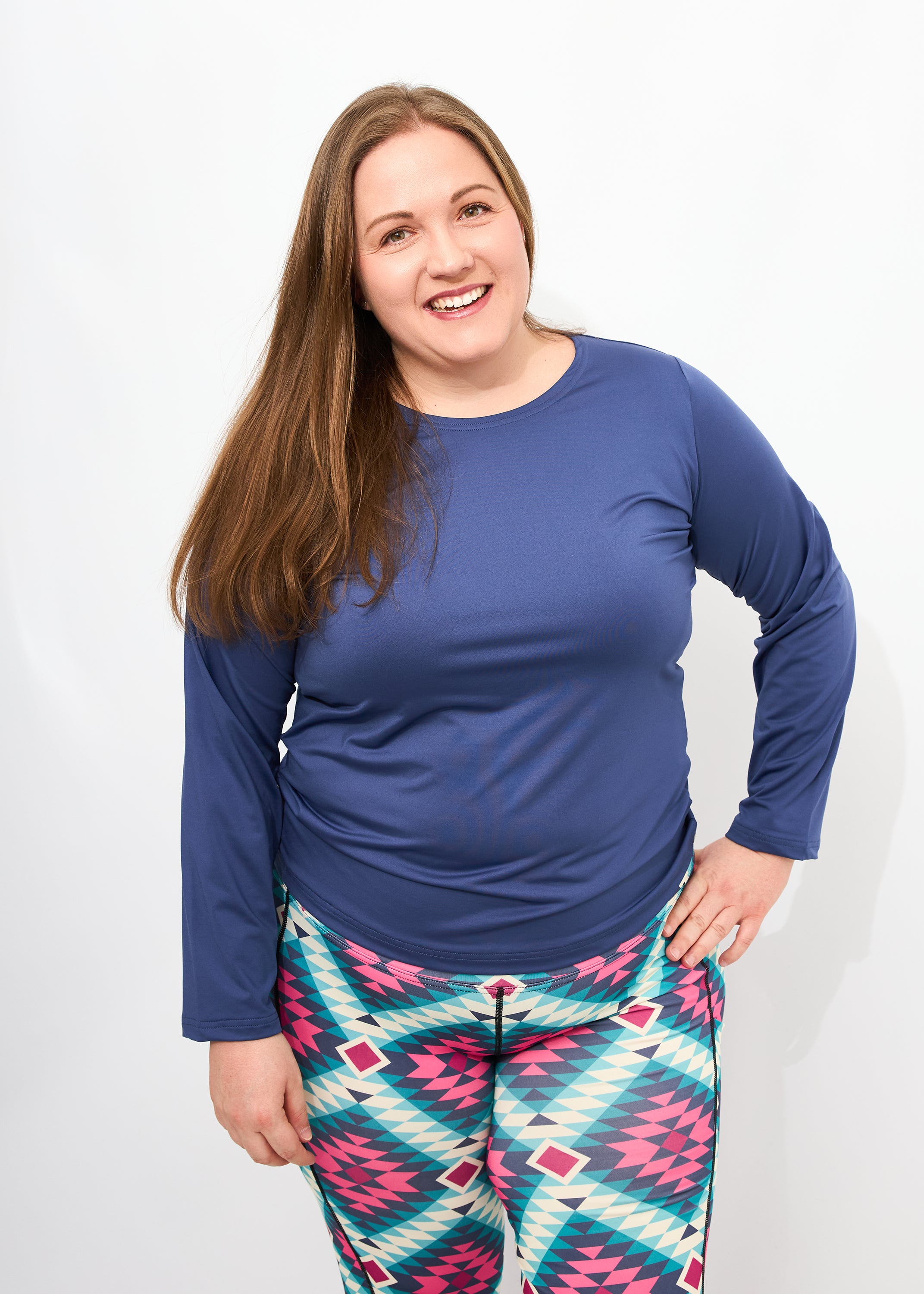 Dunja trägt auf dem Foto 'Bina' Größe XXL, Activewear 'Blau' und 'Kathrine' Sport-Leggins Größe XXL, Activewear 'Rauten'