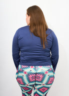 Dunja trägt auf dem Foto 'Bina' Größe XXL, Activewear 'Blau' und 'Kathrine' Sport-Leggins Größe XXL, Activewear 'Rauten'