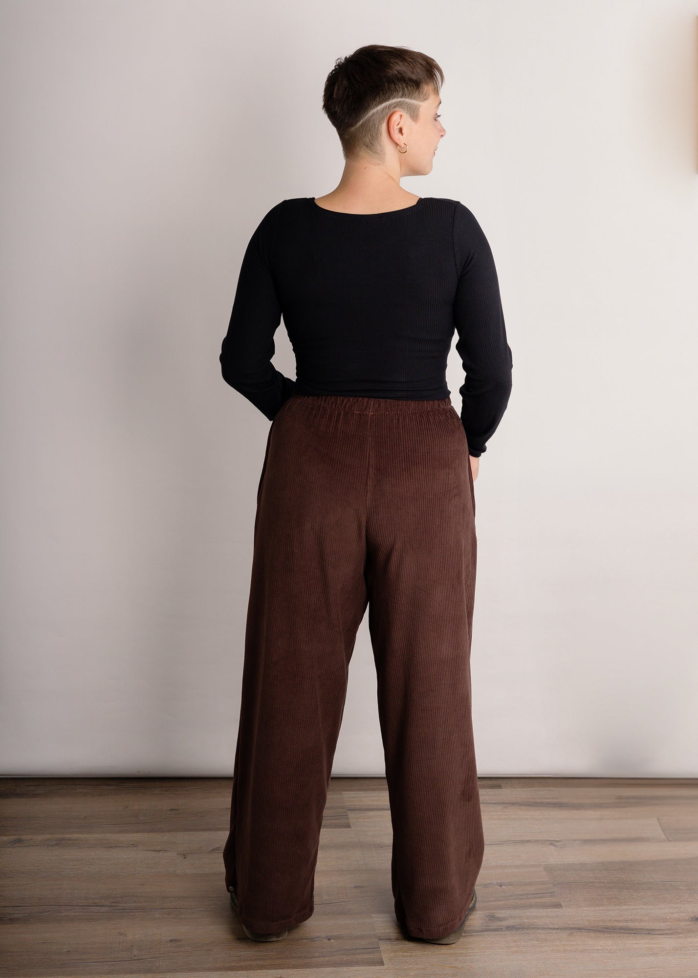 Melly trägt auf dem Foto 'Marlene' Größe M, Velvet-Cord braun und 'Clara' Größe M, Rippjersey schwarz