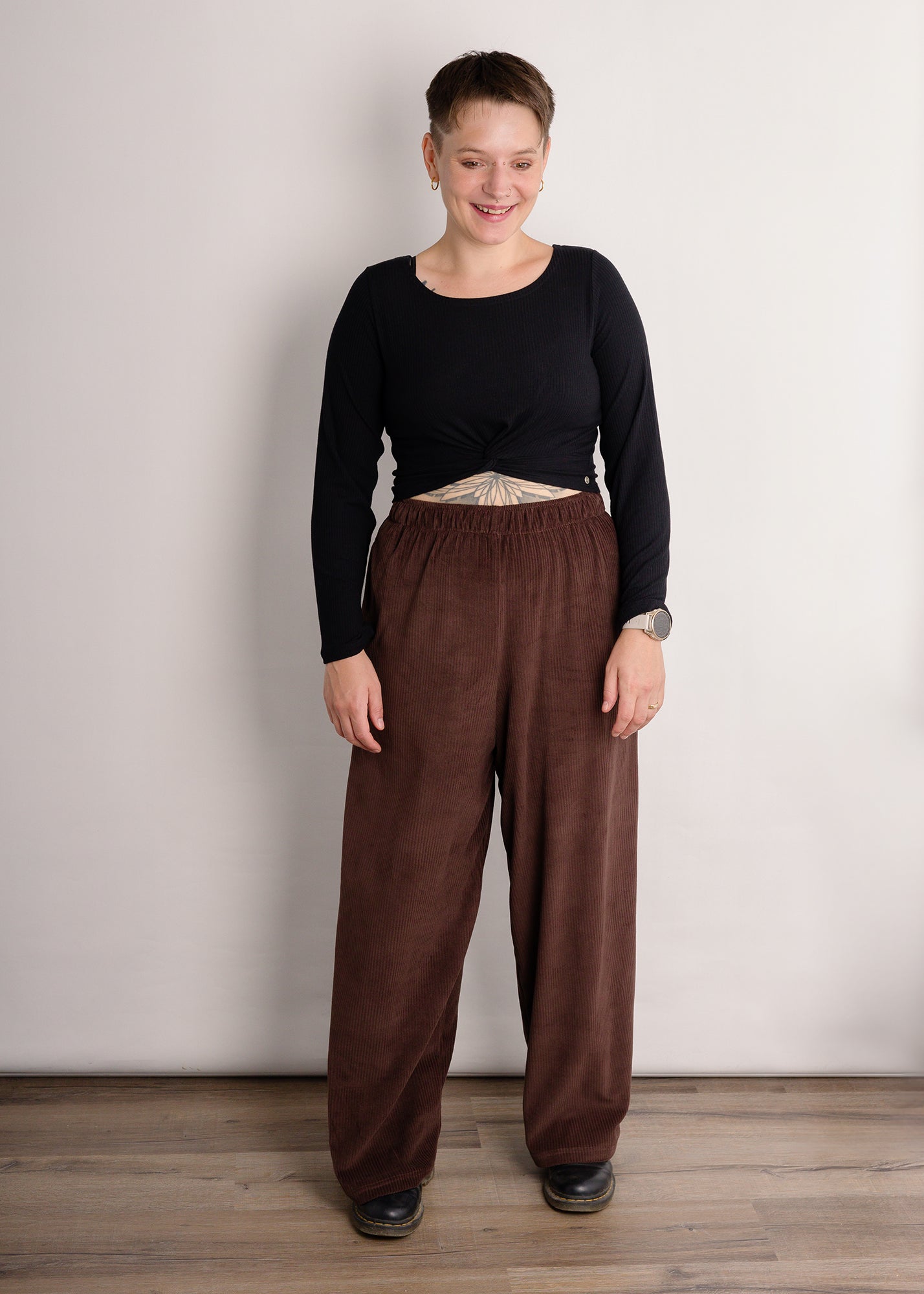 Melly trägt auf dem Foto 'Marlene' Größe M, Velvet-Cord braun und 'Clara' Größe M, Rippjersey schwarz