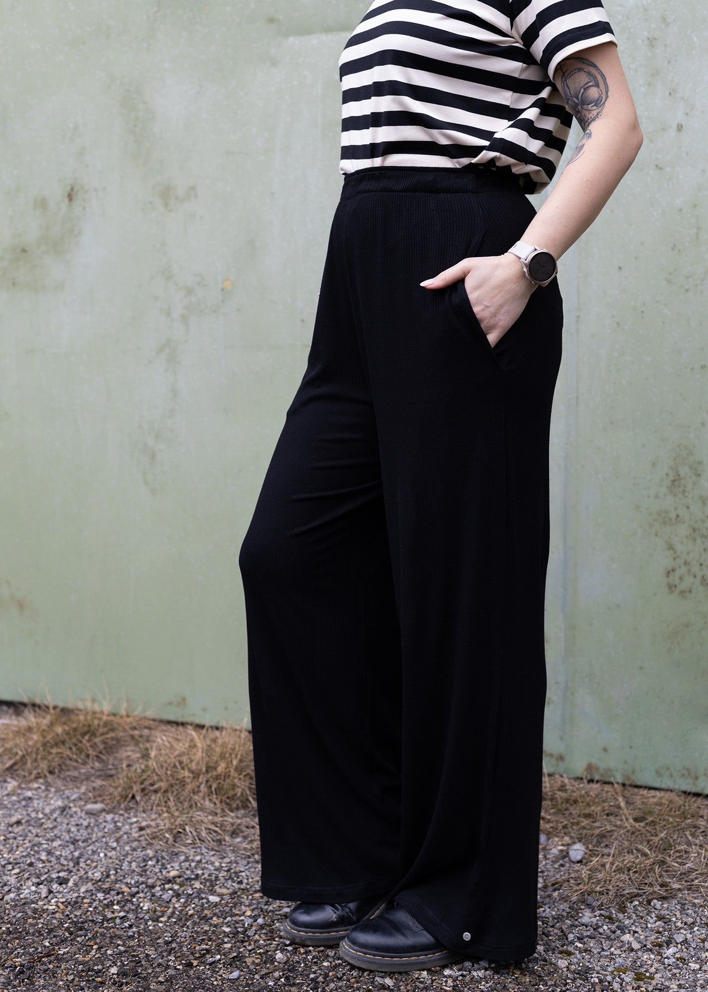 Melly trägt auf dem Foto 'Marlene' Größe M, Rippjersey schwarz