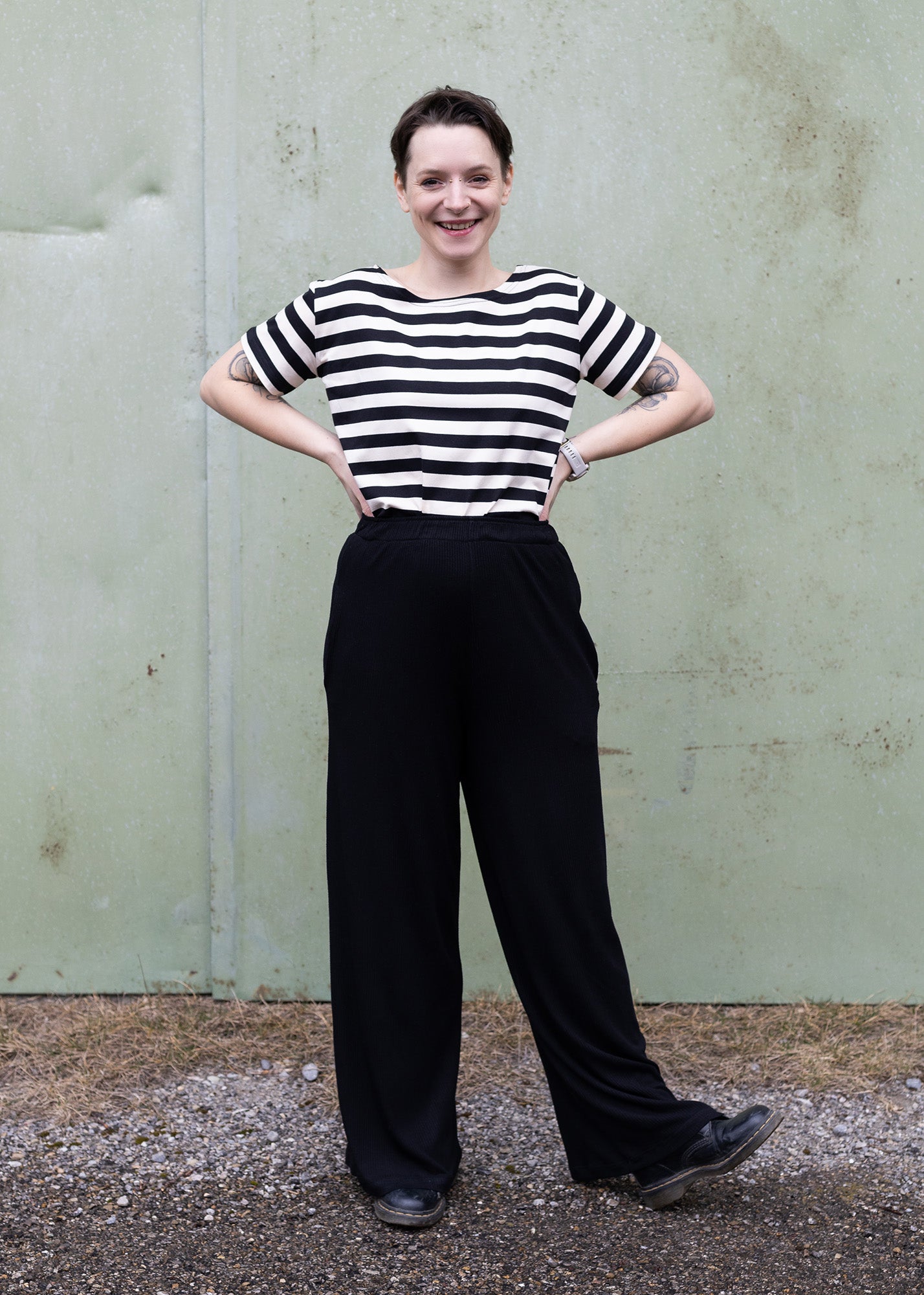 Melly trägt auf dem Foto 'Gerhart' Größe M, Streifen-Jersey schwarz und 'Marlene' Größe M, Rippjersey schwarz