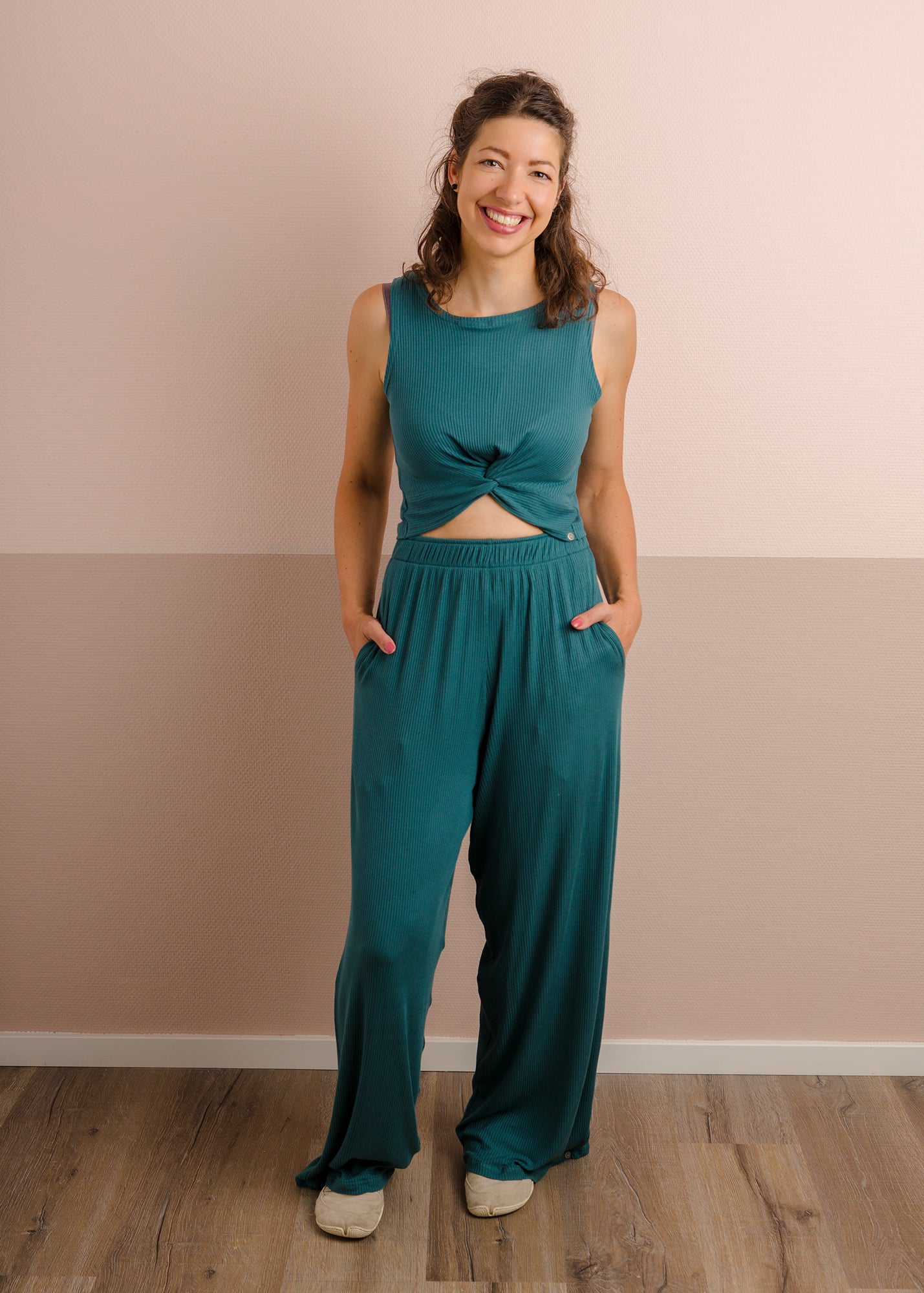 Mel trägt auf dem Foto 'Clara' Größe XS und 'Marlene' Größe XS, Rippjersey smaragd