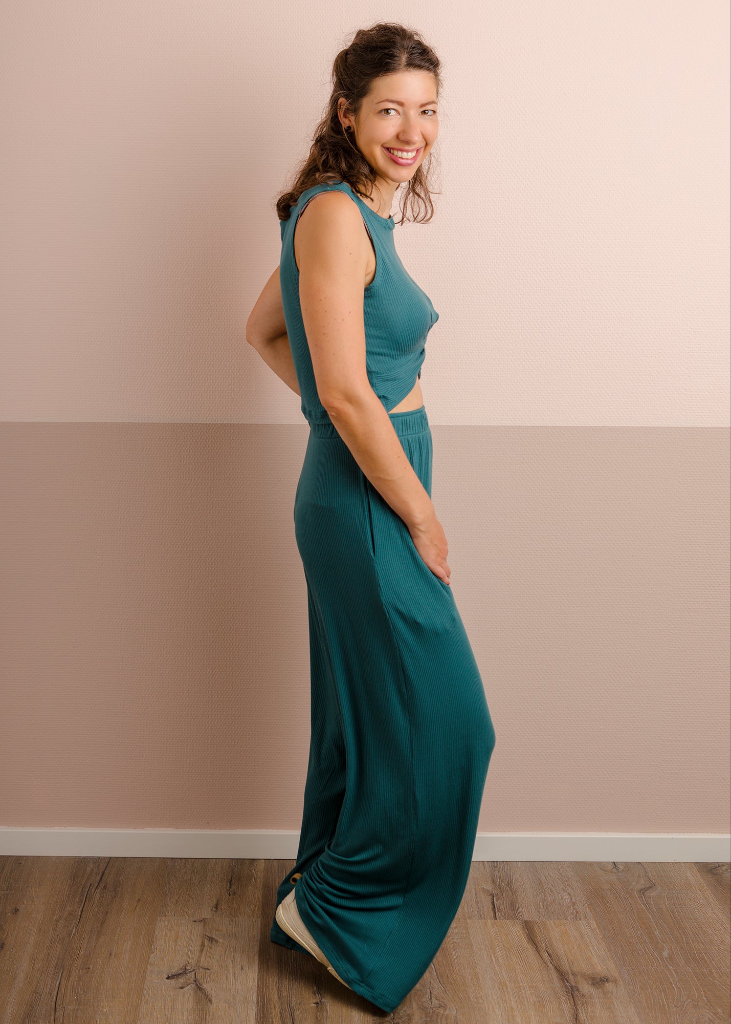 Mel trägt auf dem Foto 'Clara' Größe XS und 'Marlene' Größe XS, Rippjersey smaragd