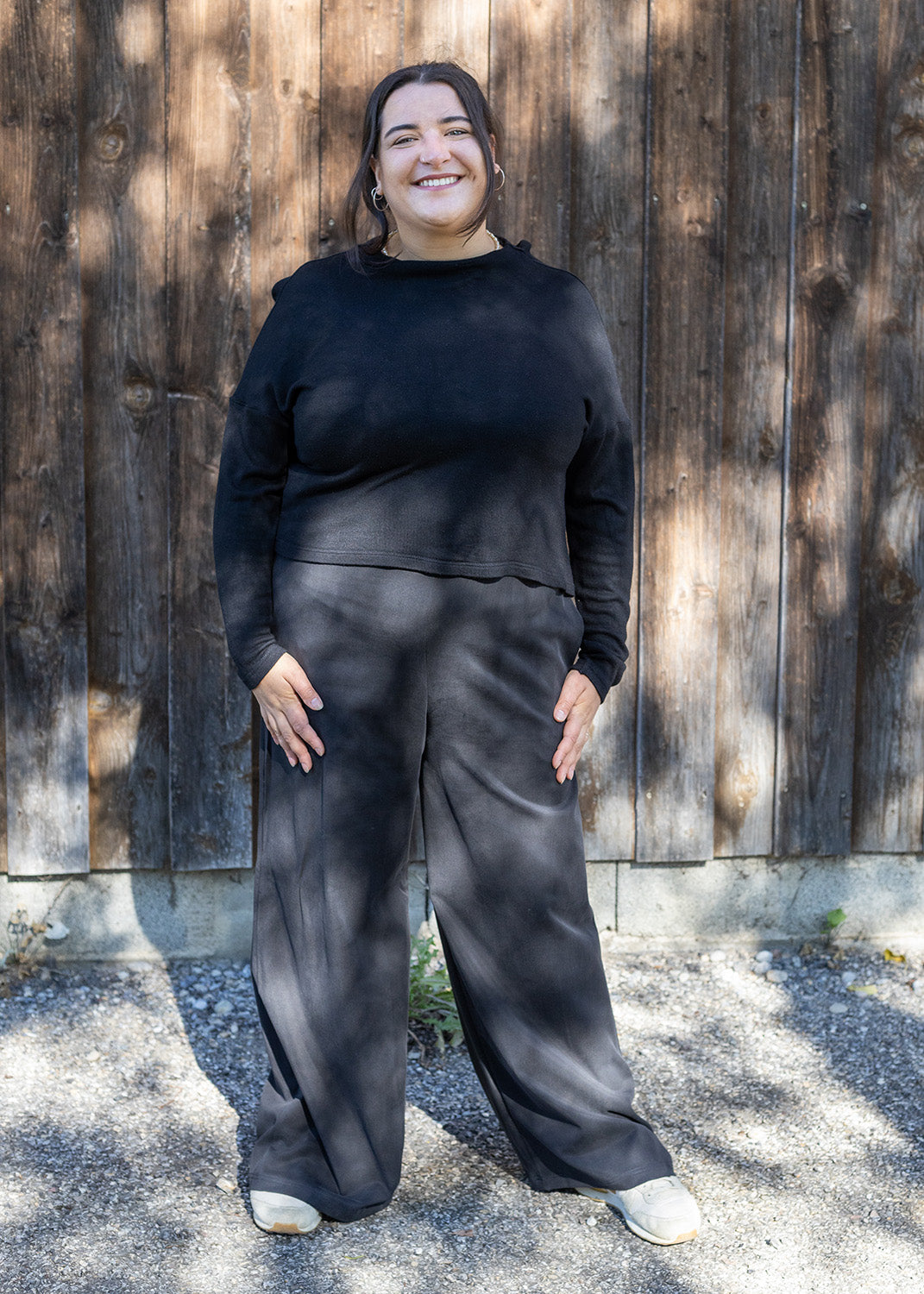 Flores trägt auf dem Foto 'Marlene' Größe XL, Tenceltwill schwarz