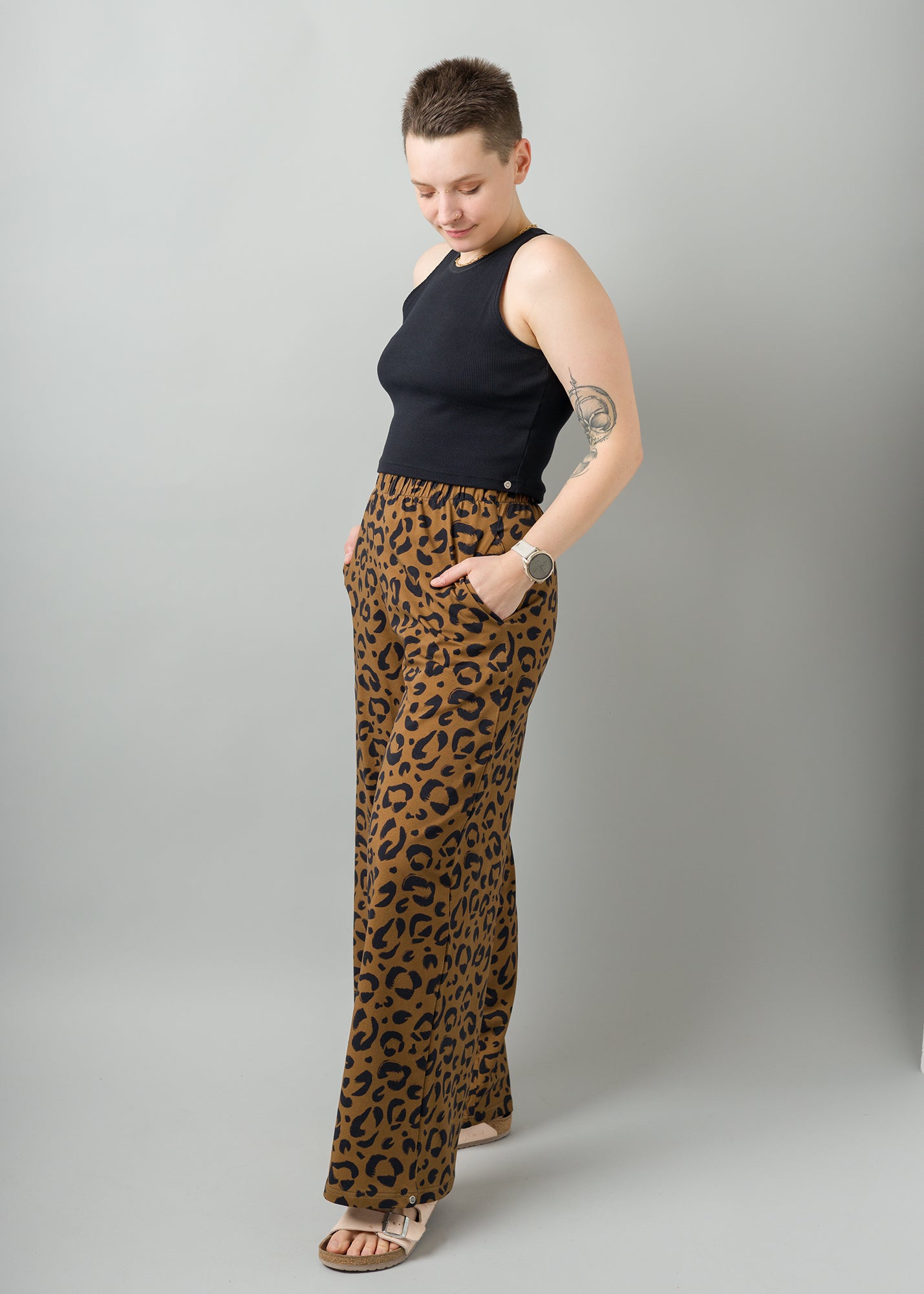 Melly trägt auf dem Foto 'Marlene' Größe M, Muster elastisch 'Leobert' und 'Sporty' Größe XS, Baumwoll-Ripp schwarz