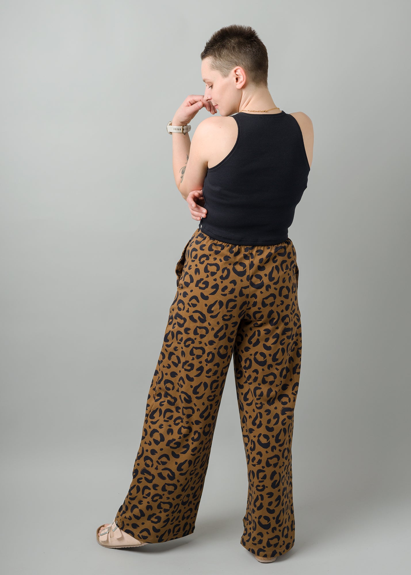 Melly trägt auf dem Foto 'Marlene' Größe M, Muster elastisch 'Leobert' und 'Sporty' Größe XS, Baumwoll-Ripp schwarz