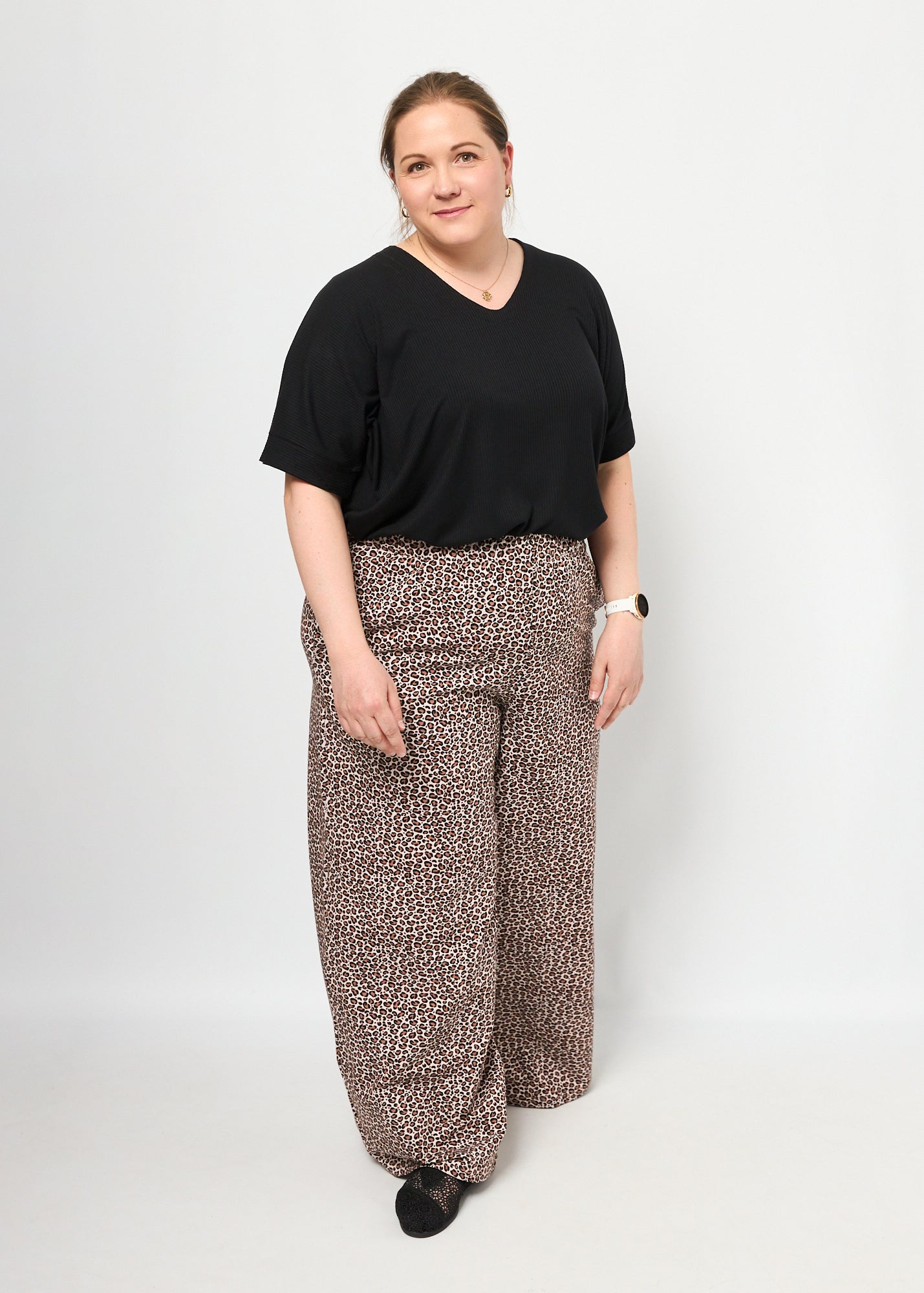 Dunja trägt die Marlenehose Muster "Leobertchen" in 4XL und Oberteil Viviane Musselin in XXL 
