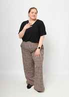 Dunja trägt die Marlenehose Muster "Leobertchen" in 4XL und Oberteil Viviane Musselin in XXL 