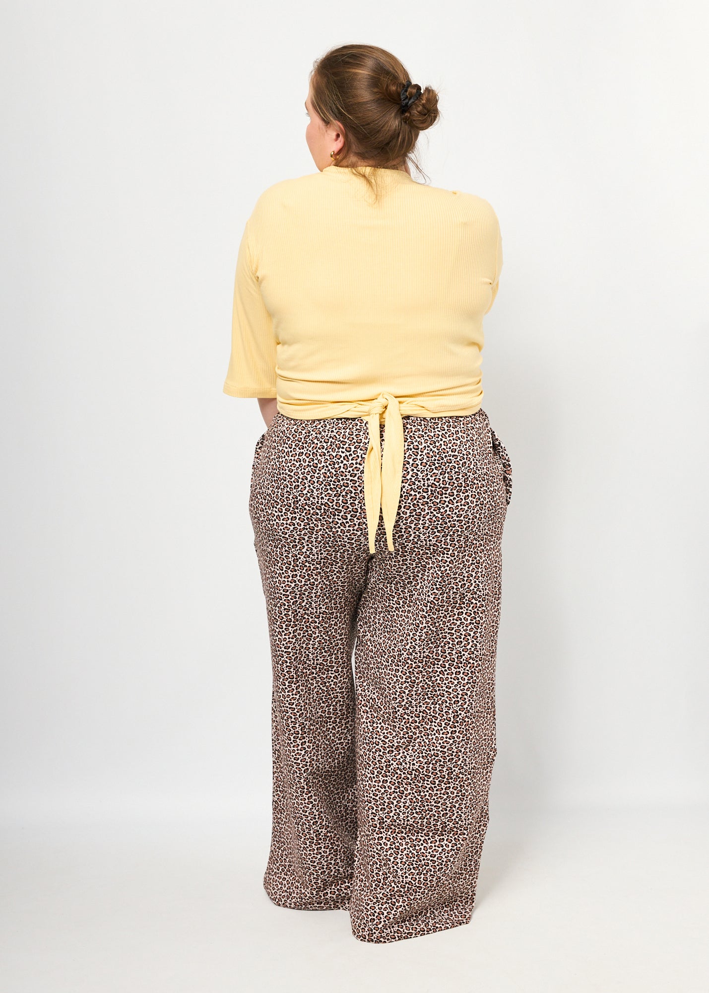 Dunja trägt die Marlenehose Muster "Leobertchen" in 4XL und Oberteil Viviane Musselin in XXL 