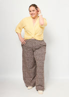 Dunja trägt die Marlenehose Muster "Leobertchen" in 4XL und Oberteil Viviane Musselin in XXL 