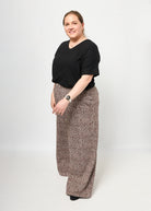 Dunja trägt die Marlenehose Muster "Leobertchen" in 4XL und Oberteil Viviane Musselin in XXL 