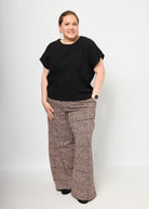Dunja trägt die Marlenehose Muster "Leobertchen" in 4XL und Oberteil Viviane Musselin in XXL 