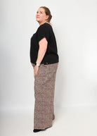 Dunja trägt die Marlenehose Muster "Leobertchen" in 4XL und Oberteil Viviane Musselin in XXL 