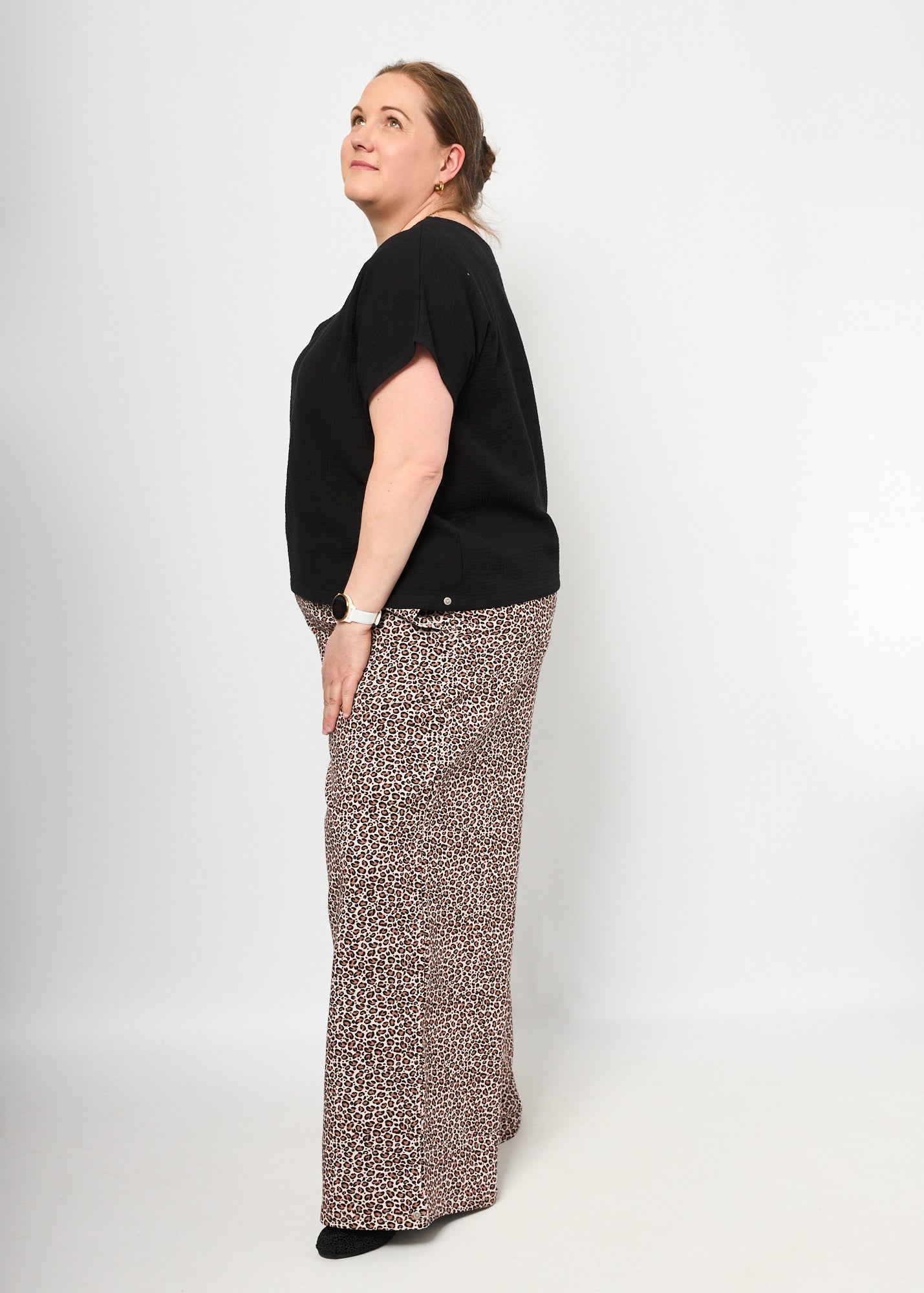 Dunja trägt die Marlenehose Muster "Leobertchen" in 4XL und Oberteil Viviane Musselin in XXL 