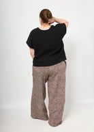 Dunja trägt die Marlenehose Muster "Leobertchen" in 4XL und Oberteil Viviane Musselin in XXL 