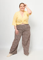 Dunja trägt die Marlenehose Muster "Leobertchen" in 4XL und Oberteil Viviane Musselin in XXL 