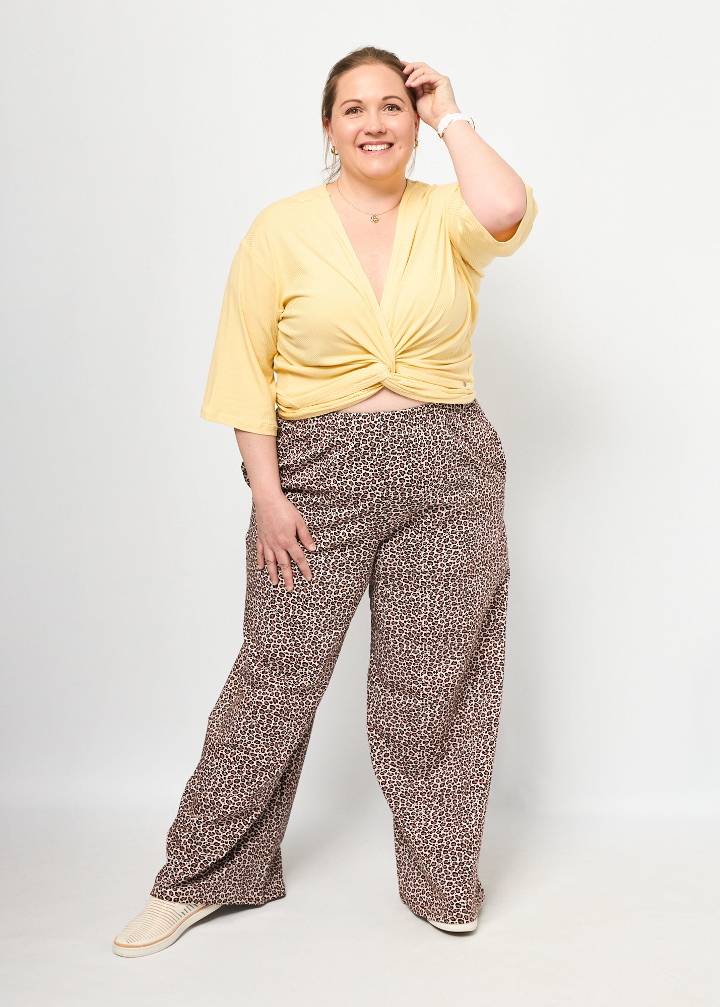 Dunja trägt die Marlenehose Muster "Leobertchen" in 4XL und Oberteil Viviane Musselin in XXL 
