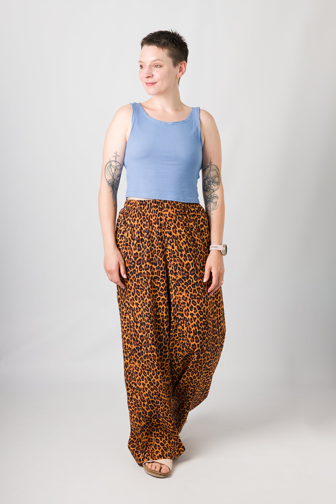 Melly trägt auf dem Foto 'Conni' Größe XS, Rippjersey und 'Marlene' Größe M, Muster nicht elastisch