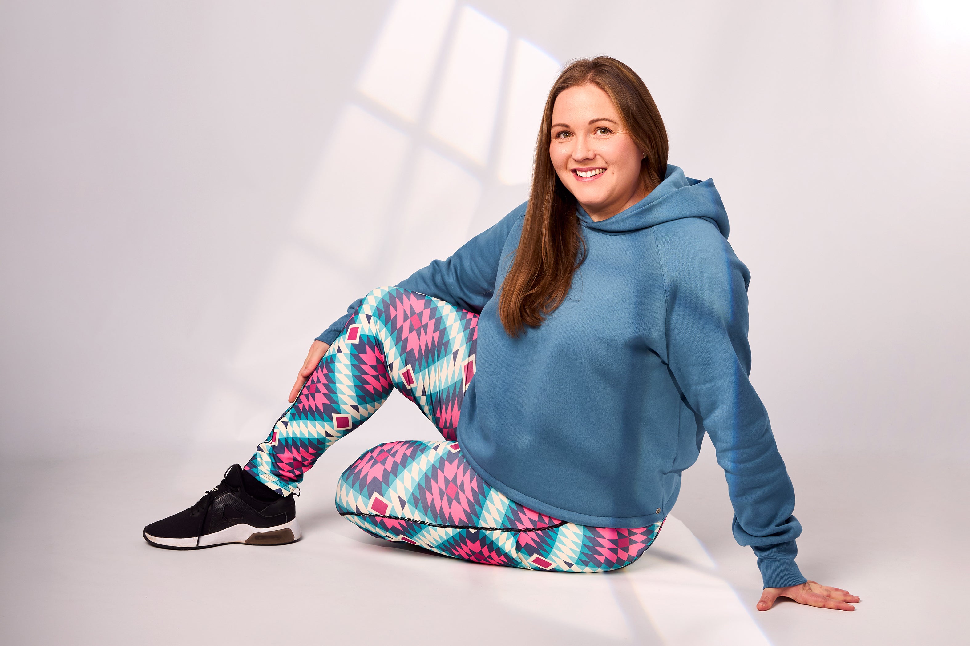 Dunja trägt auf dem Foto 'Hella' Größe XXL, Sweat 'Regen' und 'Kathrine' Sport-Leggins Größe XXL, Activewear 'Rauten'