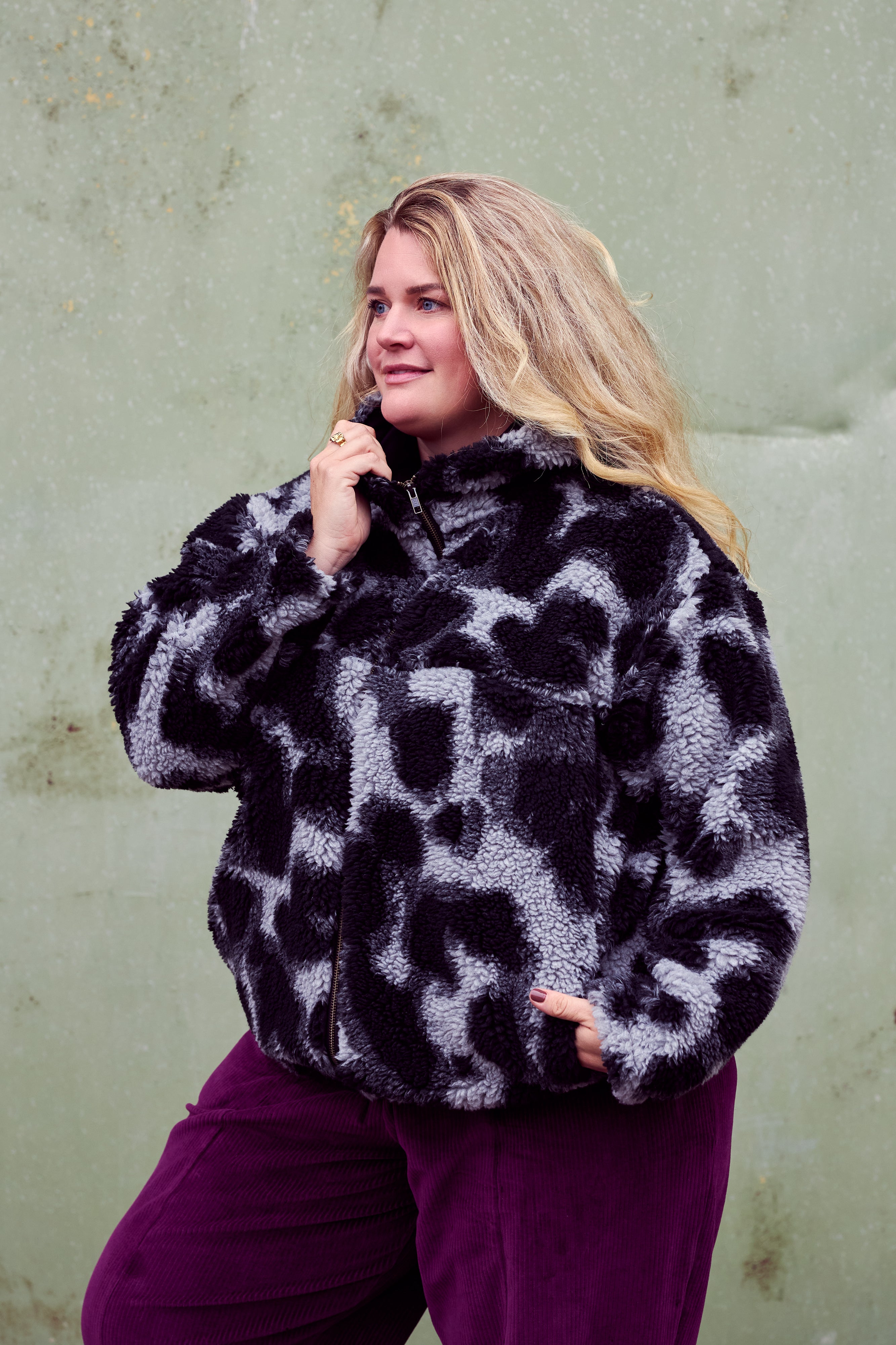 Nina trägt auf dem Foto 'Karl' Größe 4XL, Plüsch 'Dark Leobert' und 'Betty' Größe 3XL, Velvet-Cord aubergine