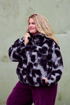 Nina trägt auf dem Foto 'Karl' Größe 4XL, Plüsch 'Dark Leobert' und 'Betty' Größe 3XL, Velvet-Cord aubergine