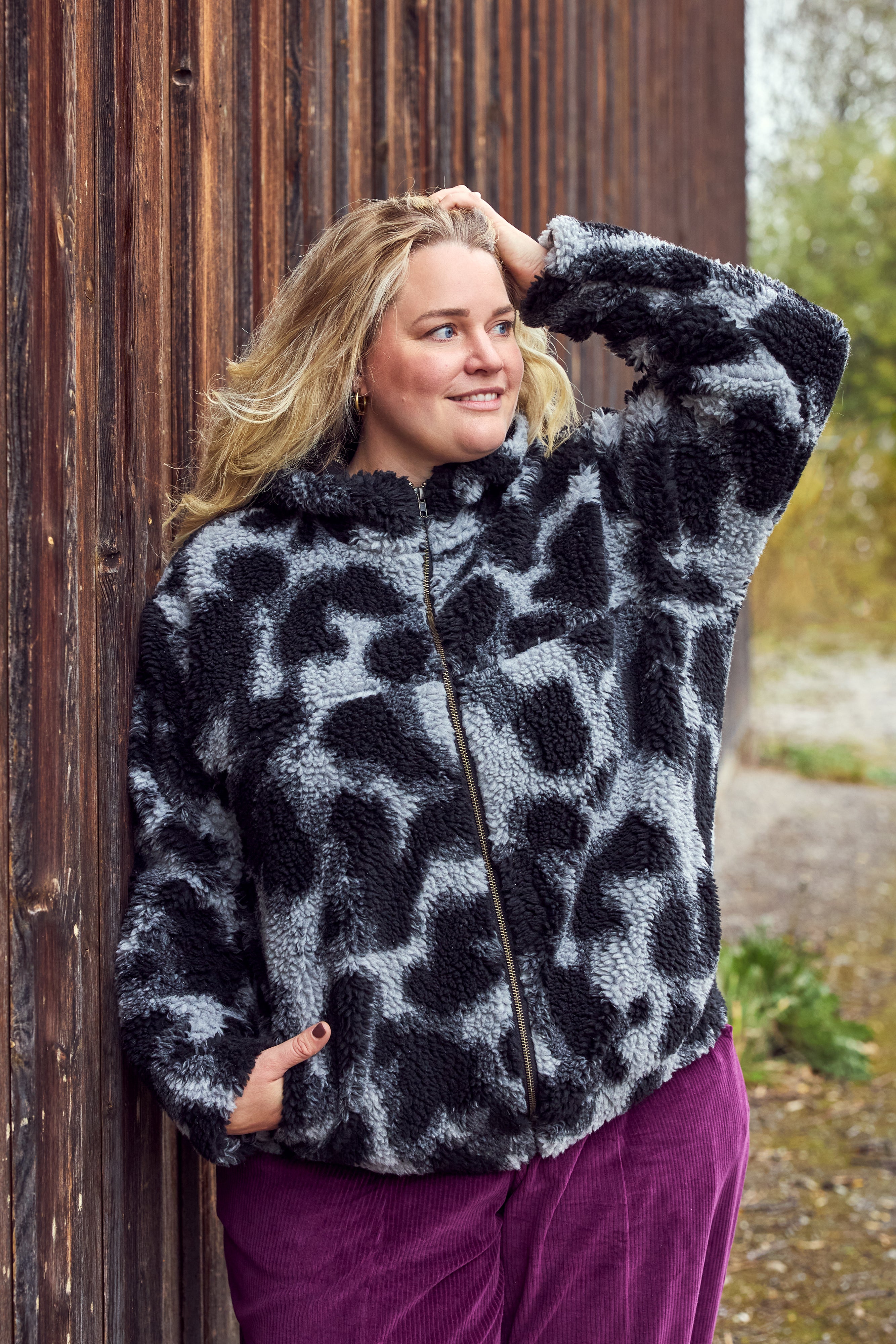 Nina trägt auf dem Foto 'Karl' Größe 4XL, Plüsch 'Dark Leobert'