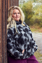 Nina trägt auf dem Foto 'Karl' Größe 4XL, Plüsch 'Dark Leobert'