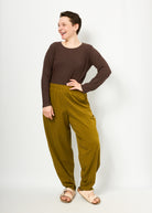 Melly trägt hier Betty in Größe XL Farbe Khaki