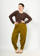 Melly trägt hier Betty in Größe XL Farbe Khaki