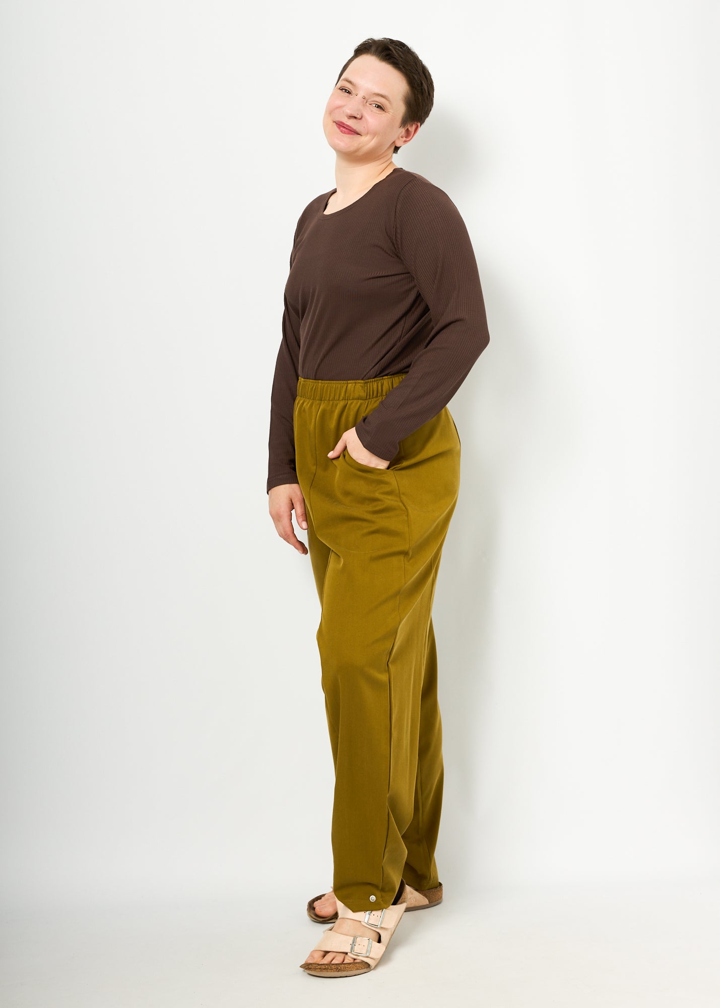 Melly trägt hier Betty in Größe XL Farbe Khaki