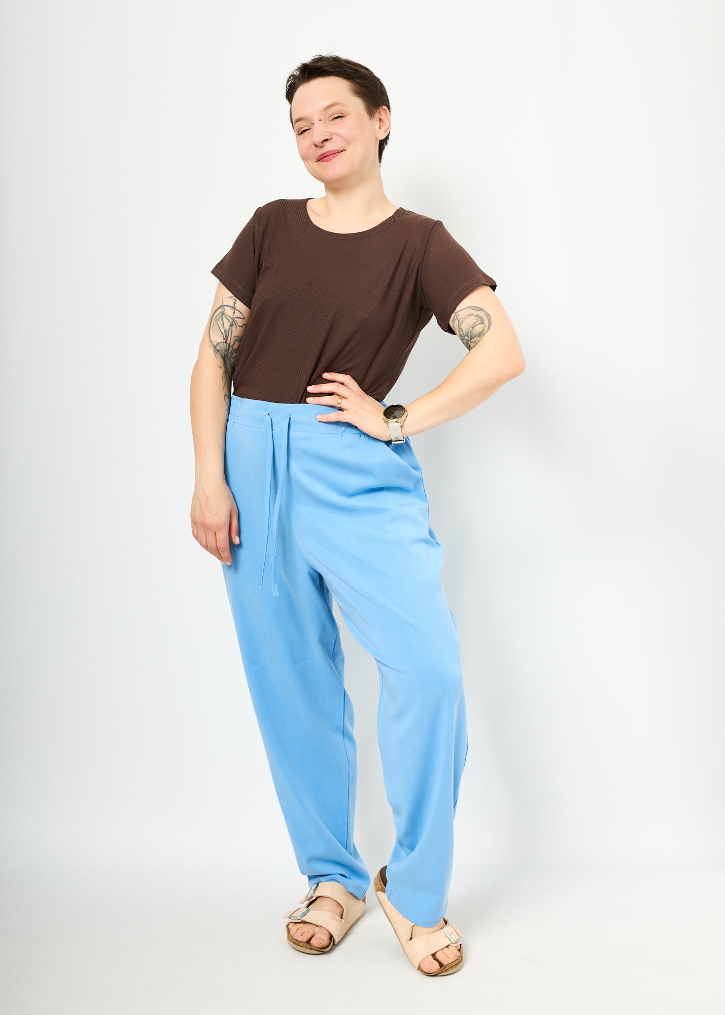 Melly trägt hier Holly in Babyblau Größe L & das Basicshirt aus Rippjersey braun 