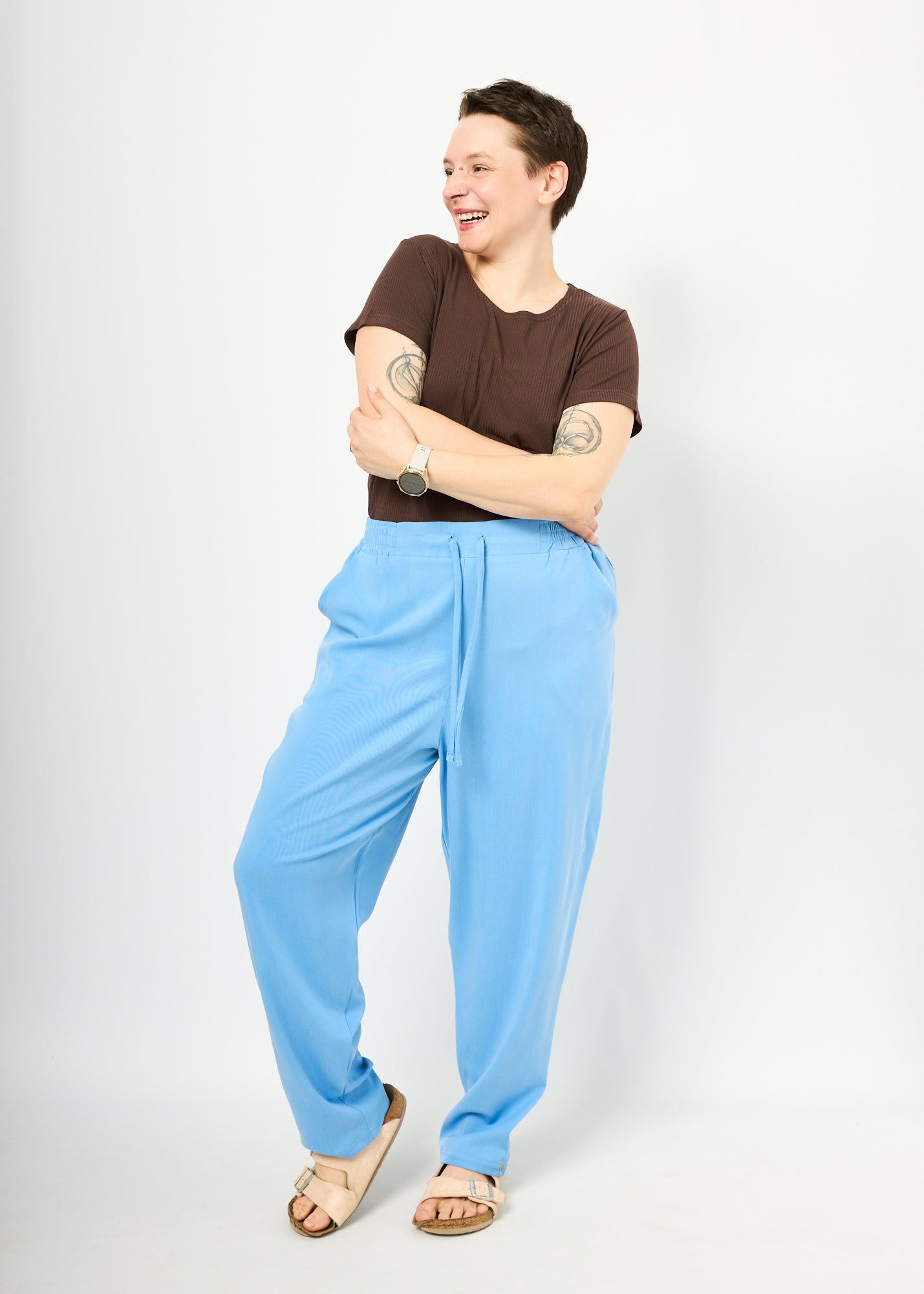 Melly trägt hier Holly in Babyblau Größe L