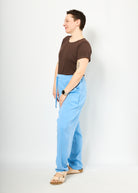 Melly trägt hier Holly in Babyblau Größe L & das Basicshirt aus Rippjersey braun 
