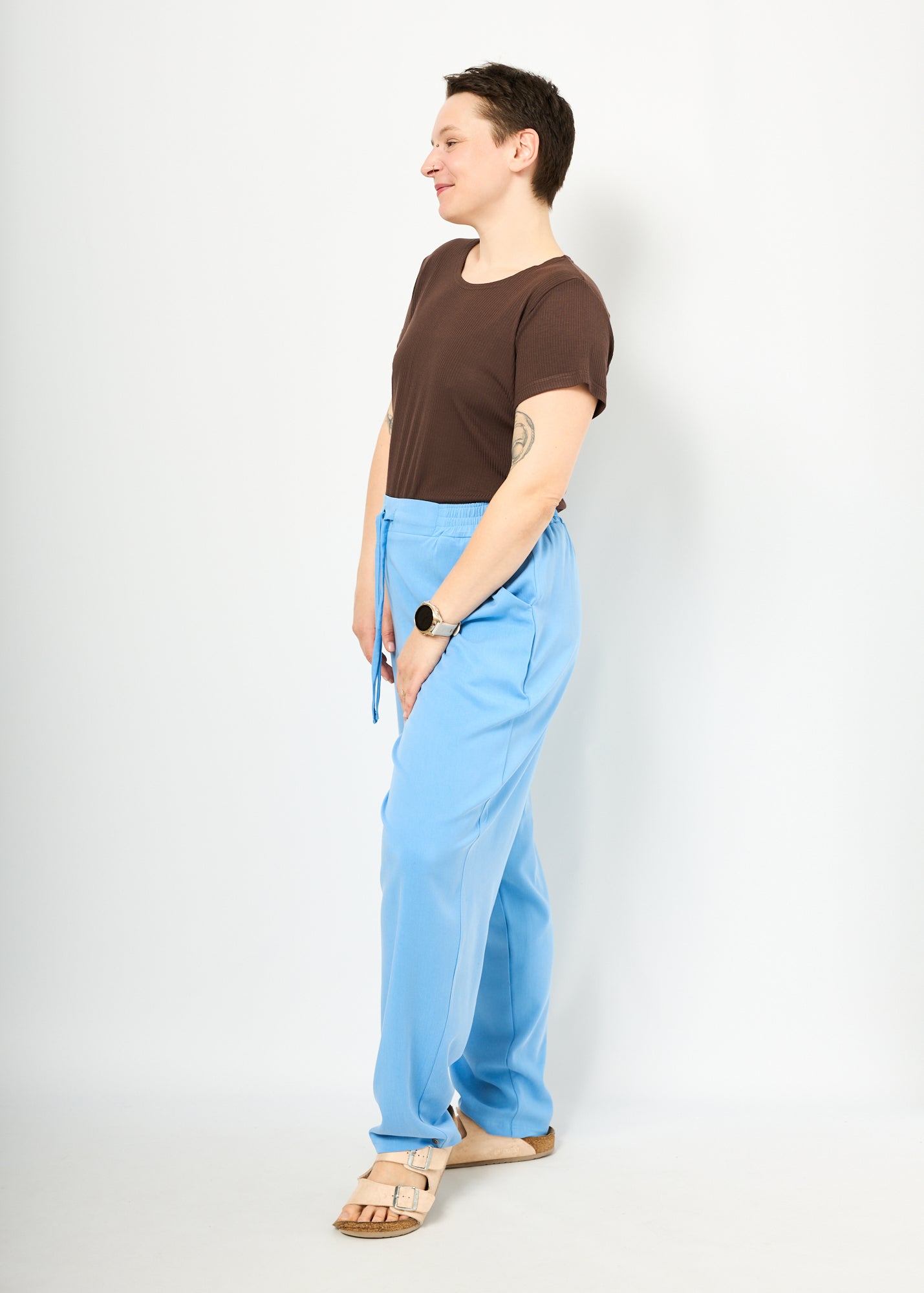 Melly trägt hier Holly in Babyblau Größe L & das Basicshirt aus Rippjersey braun 