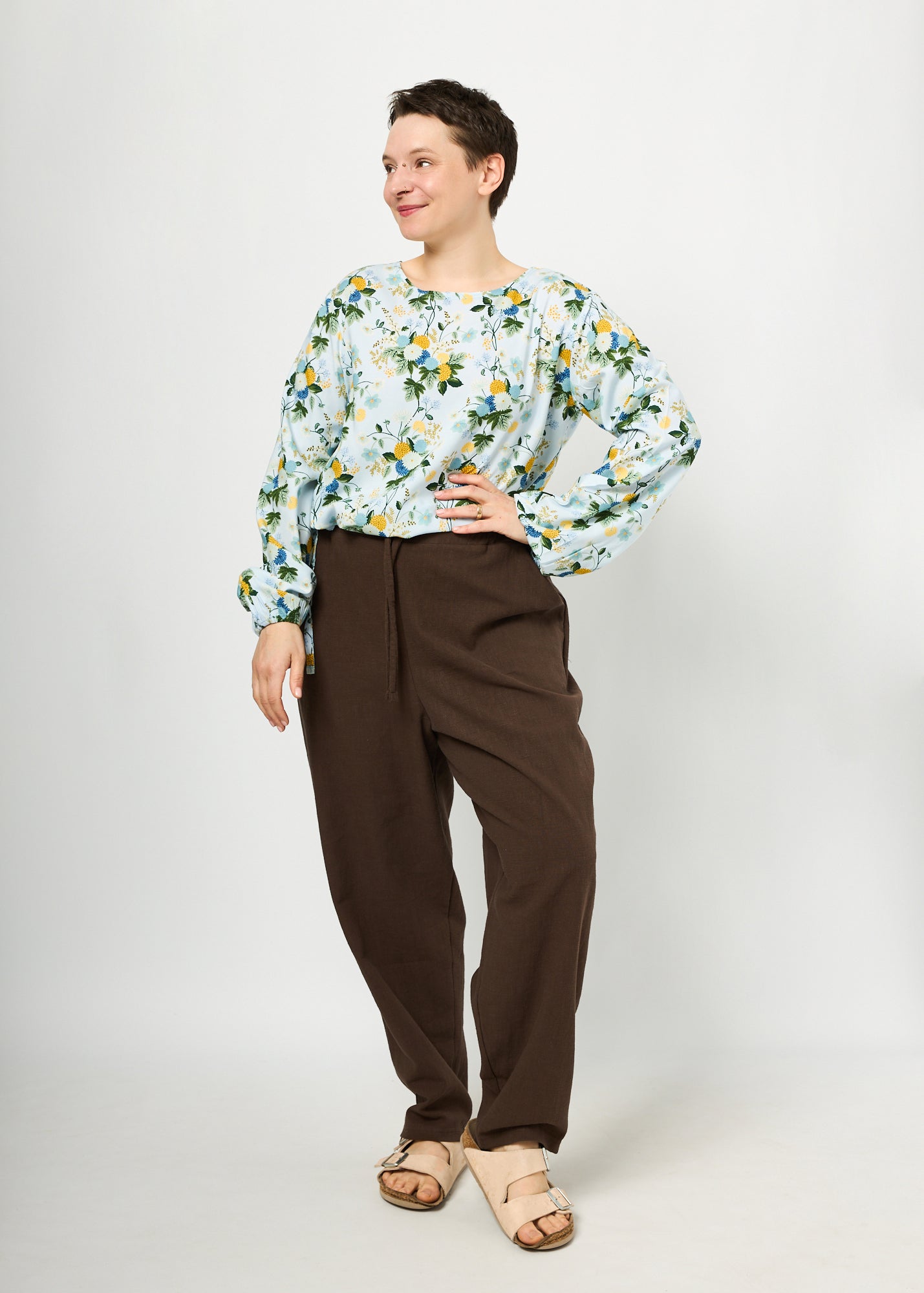 Melly trägt auf dem Bild Leinen braun in Größe L