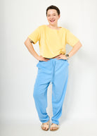 Melly trägt hier Holly in Babyblau Größe L & das Oberteil Gerda aus Velvet gelb 