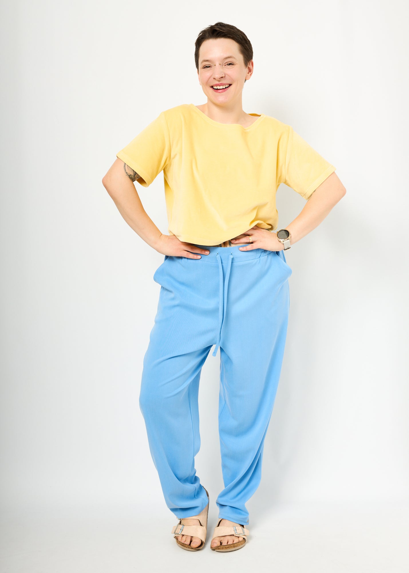 Melly trägt hier Holly in Babyblau Größe L & das Oberteil Gerda aus Velvet gelb 